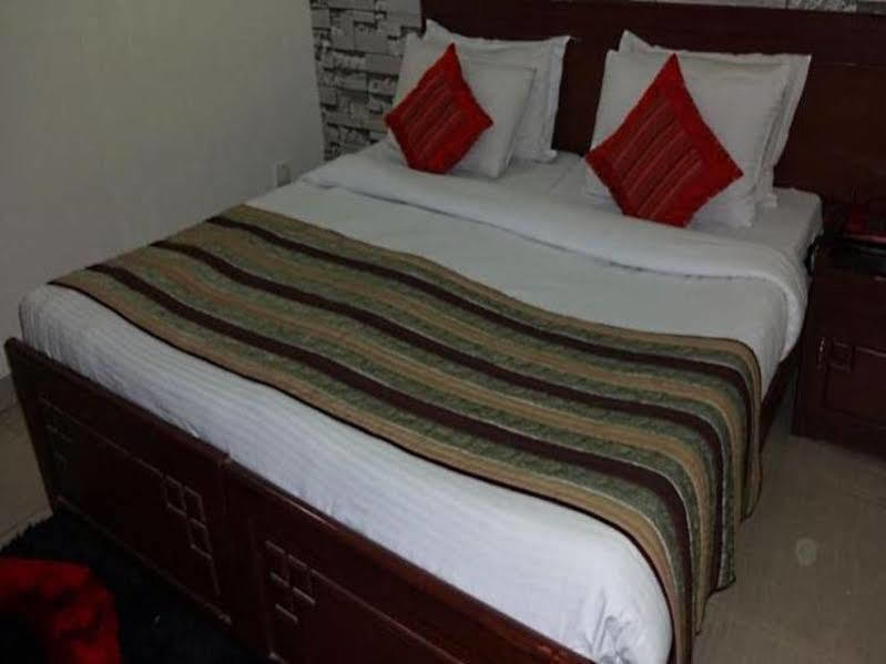 Oyo Flagship Hotel F Five New Delhi Buitenkant foto